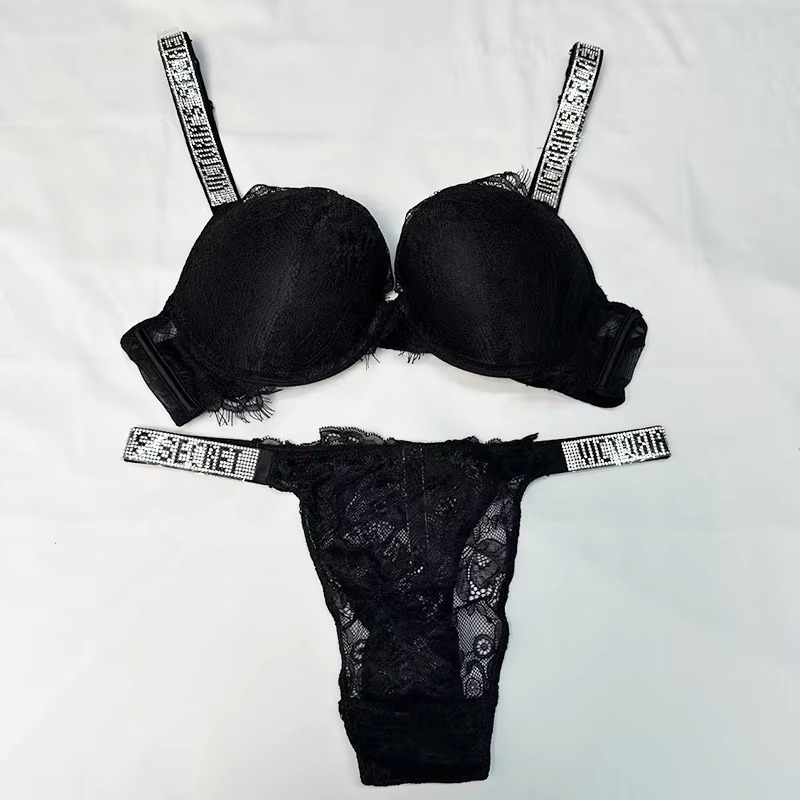 Comodo Set di Lingerie Modella - Lace Bralette Set recensione e prezzo