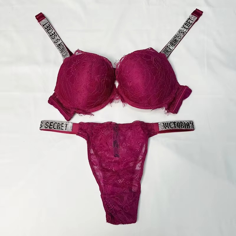 Comodo Set di Lingerie Modella - Lace Bralette Set recensione e prezzo