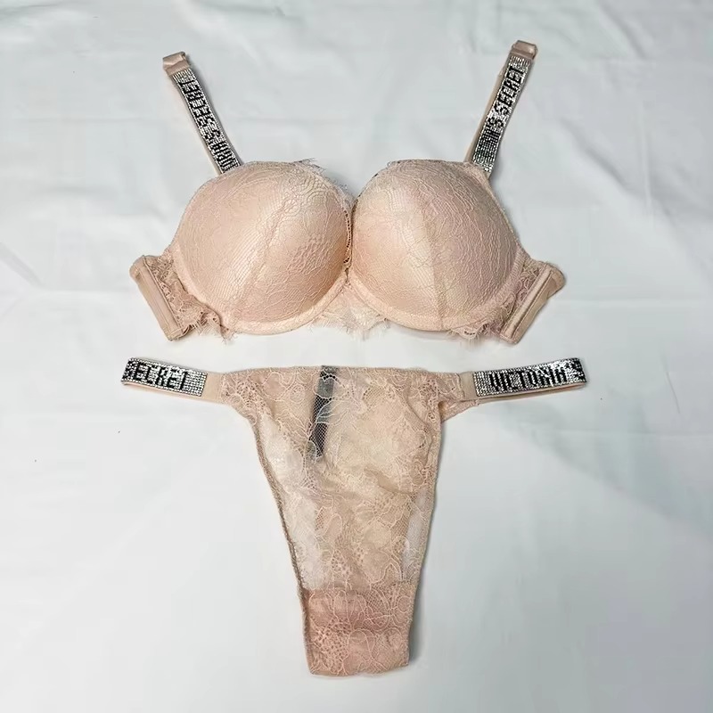 Comodo Set di Lingerie Modella - Lace Bralette Set recensione e prezzo